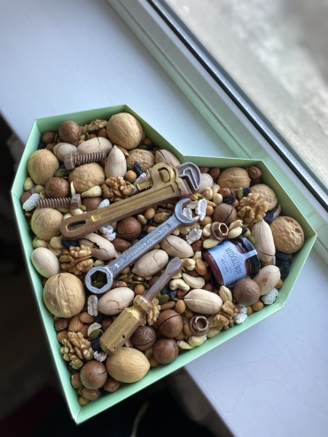 Bouquet_colibri Подарочный набор из орехов 32*30*4 см