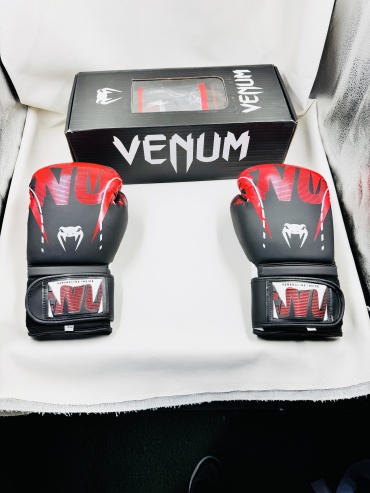 Боксерские перчатки Venum 10 oz красный