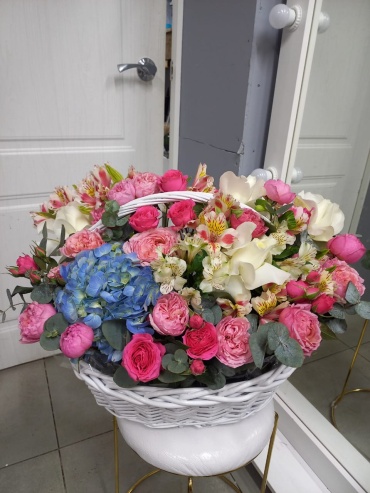 Flowers by Mariya композиция с открыткой альстремерия, гвоздика, гортензия, роза, кустовая роза, кустовая пионовидная роза, эвкалипт 41 шт 35 см