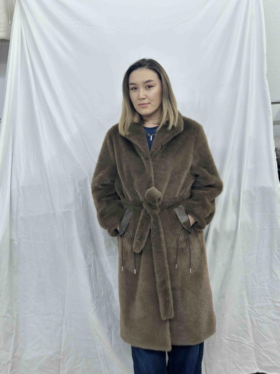 коричневый