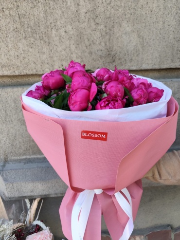 Blossom букет в оформлении пион 21 шт 50 см