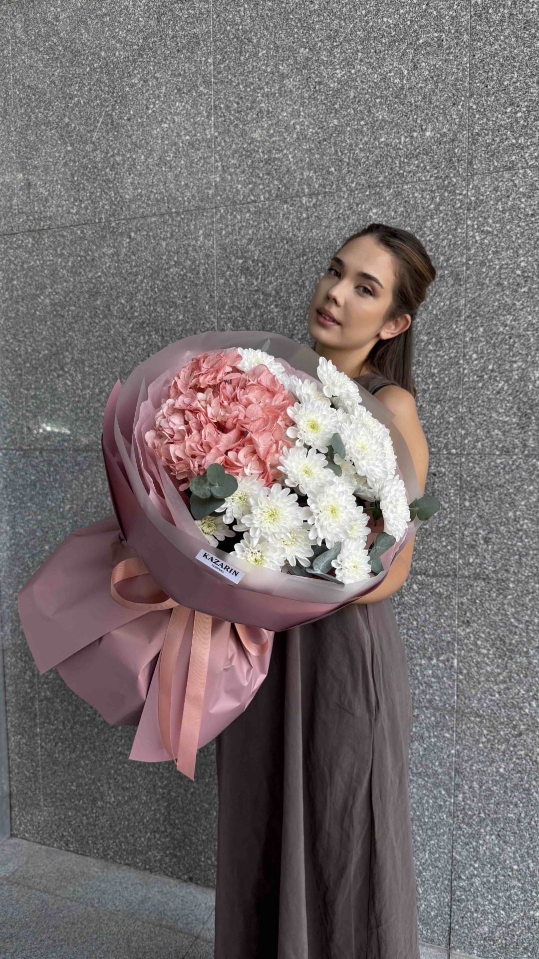 Kazarin flowers букет в оформлении гортензия, хризантема, эвкалипт 7 шт 50 см
