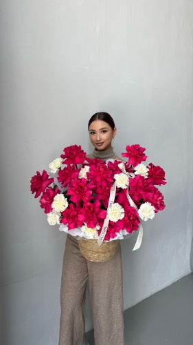 Floral композиция в корзине гвоздика, роза 28 шт 50 см