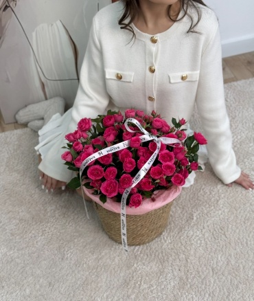 Kazarin flowers композиция в корзине кустовая роза 10 шт 50 см