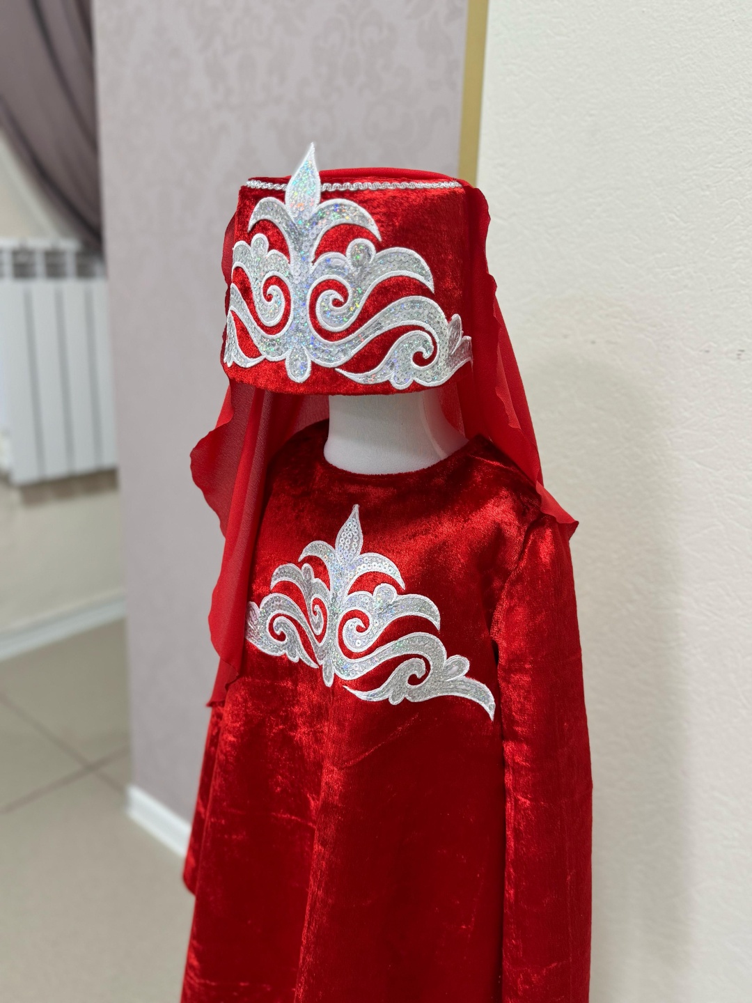 Костюм красный