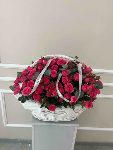 Raushan Flowers композиция в корзине кустовая роза 21 шт 40 см