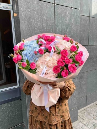 “Beauty Flowers “букет оформление Гортензия и кустовые розы 9шт