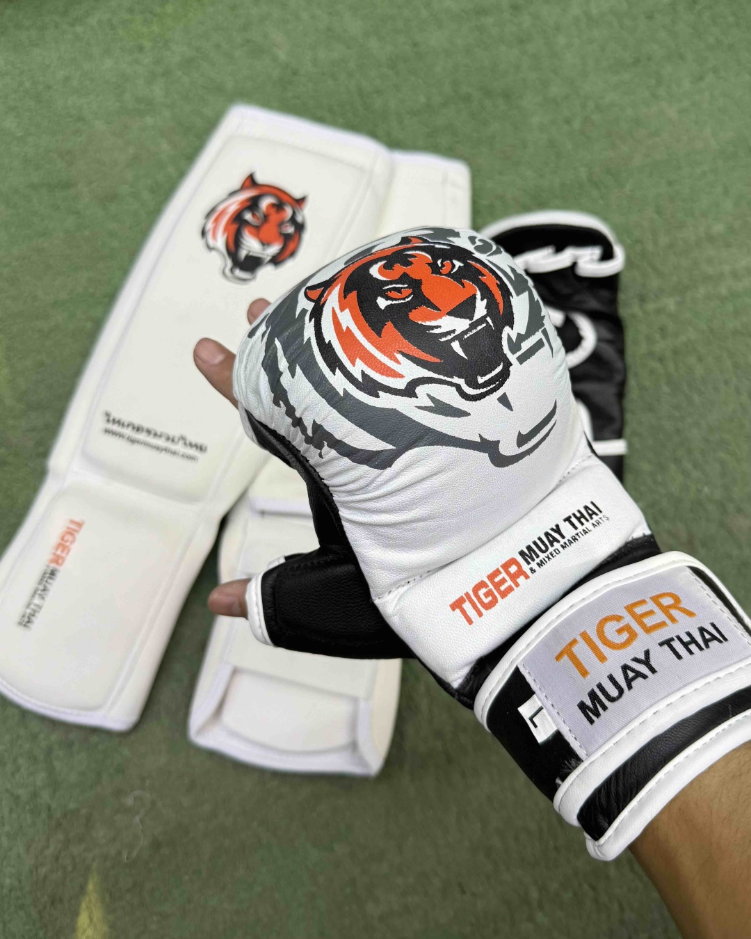 Набор спортивной защиты TIGER MUAY THAI белый L