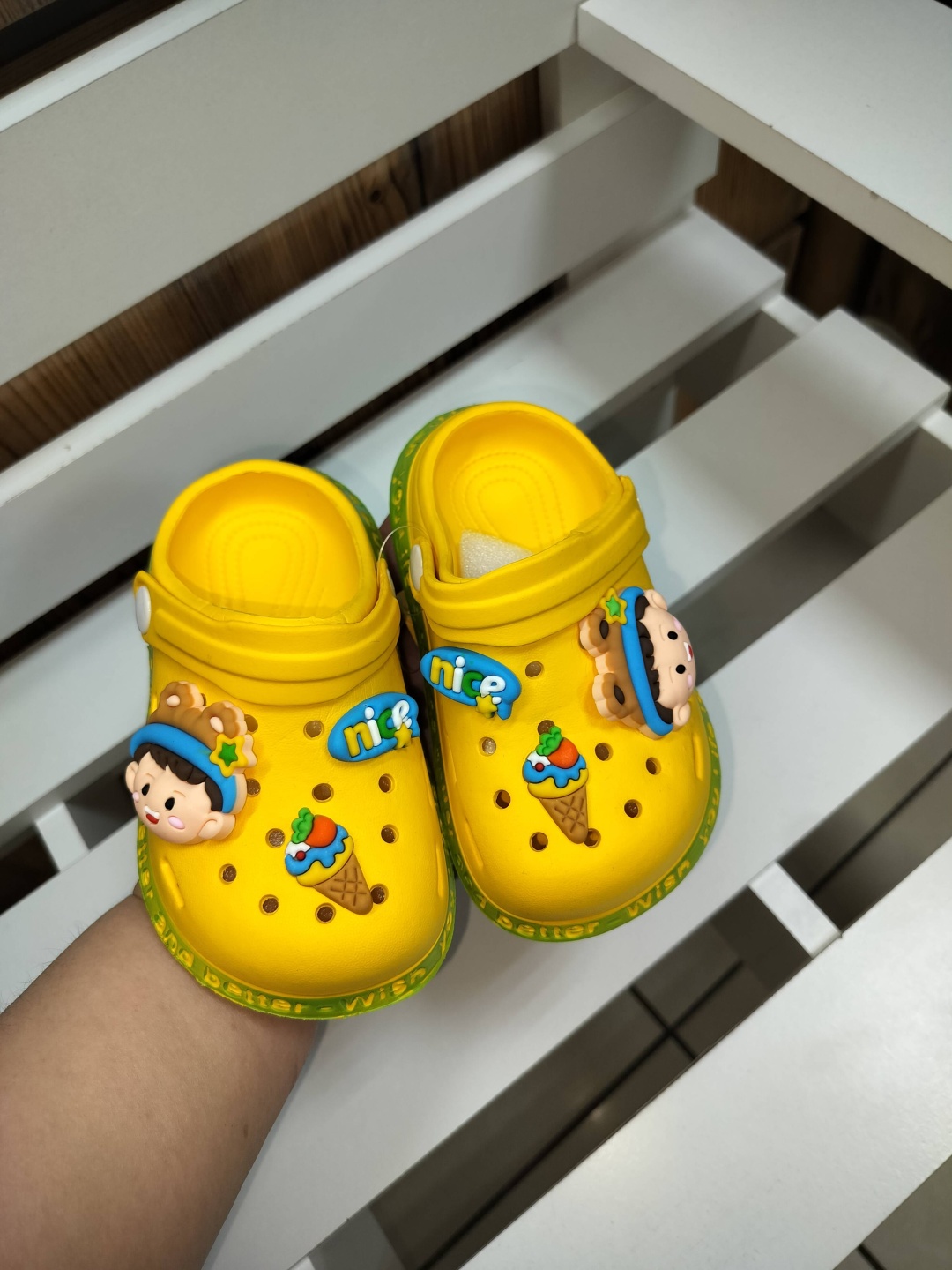 желтый